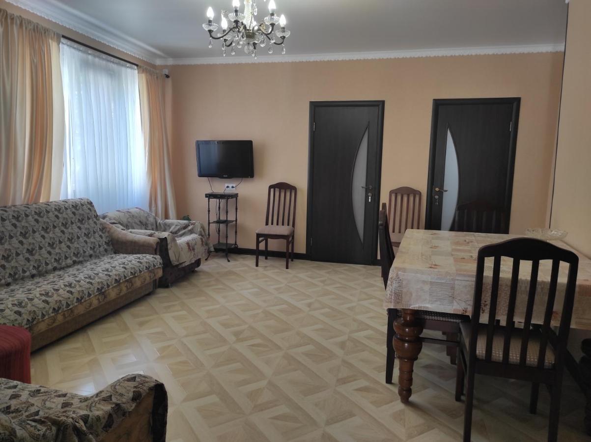 Hotel Гостевой Дом Лума Sukhumi Esterno foto