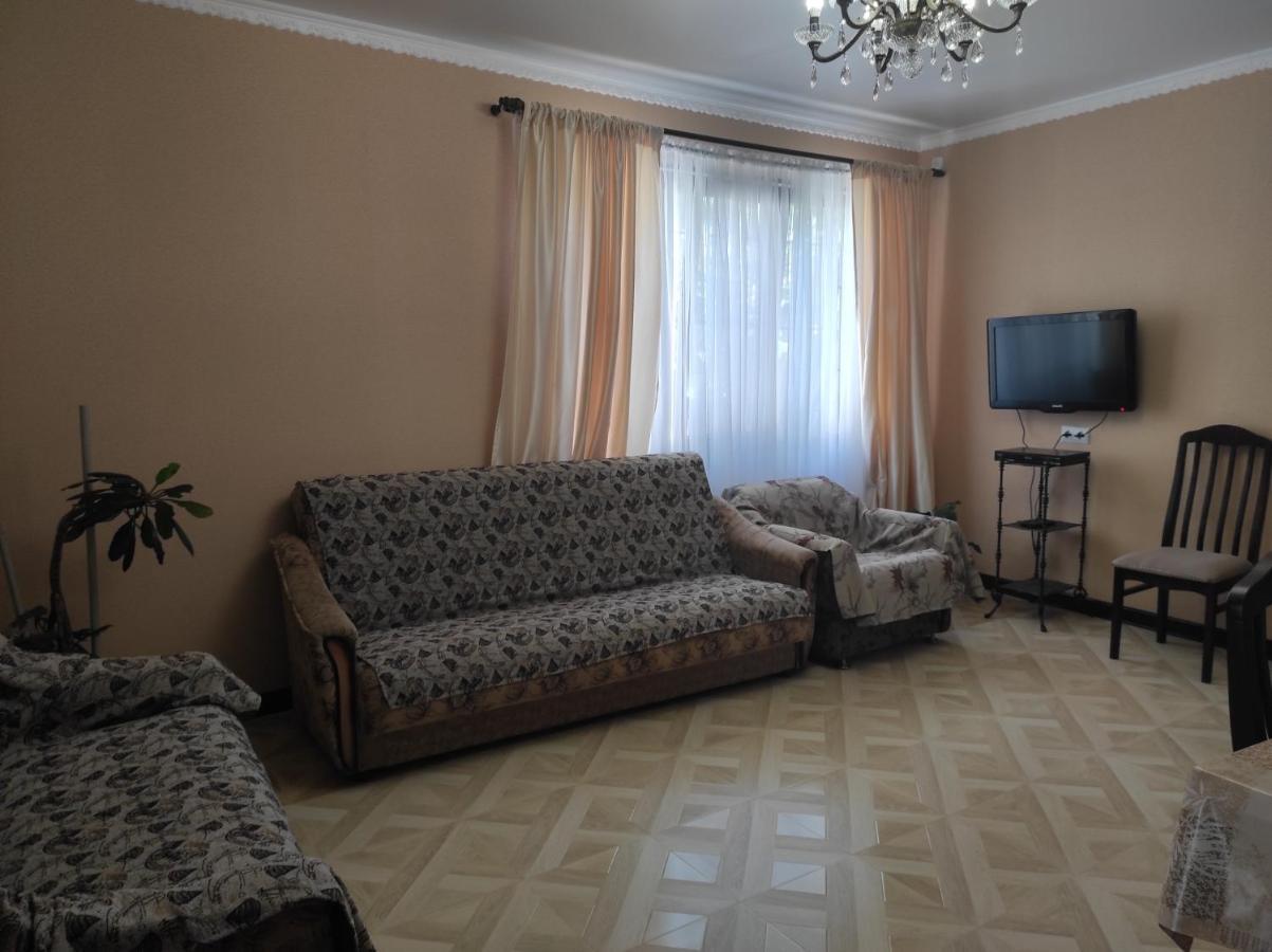 Hotel Гостевой Дом Лума Sukhumi Esterno foto